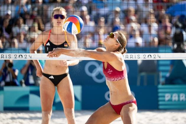 MUELLER Svenja, TILLMANN Cinja (Deutschland) vs GRAUDINA Tina, SAMOILOVA Anastasija (Lettland), im Bild GRAUDINA Tina (Lettland) am Ball, FRA, Olympische Spiele Paris 2024, Beachvolleyball, Frauen Achtelfinale, 05.08.2024 FRA, Olympische Spiele Paris 2024, Beachvolleyball, Frauen Achtelfinale, 05.08.2024 Paris Copyright: xEibner-Pressefoto Memmlerx EP_MMR