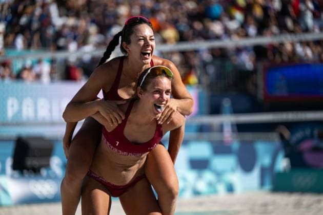 MUELLER Svenja, TILLMANN Cinja (Deutschland) vs GRAUDINA Tina, SAMOILOVA Anastasija (Lettland), im Bild GRAUDINA Tina, SAMOILOVA Anastasija (Lettland) jubeln ueber den Sieg, FRA, Olympische Spiele Paris 2024, Beachvolleyball, Frauen Achtelfinale, 05.08.2024 FRA, Olympische Spiele Paris 2024, Beachvolleyball, Frauen Achtelfinale, 05.08.2024 Paris Copyright: xEibner-Pressefoto Memmlerx EP_MMR