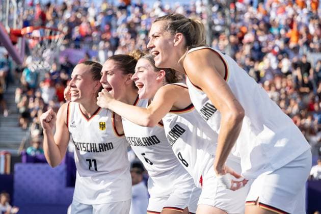 FRA, Paris, Olympischen Spiele Paris 2024, (05.08.2024, 3x3 Basketball Damen Halbfinale Deutschland - Kanada, La Concorde 1) v.li. Svenja Brunckhorst (Deutschland, 21), Marie Reichert (Deutschland, 6), Elisa Mevius (Deutschland, 8) und Sonja Greinacher (Deutschland, 14) Copyright: HMBxMedia SteffiexWunderl