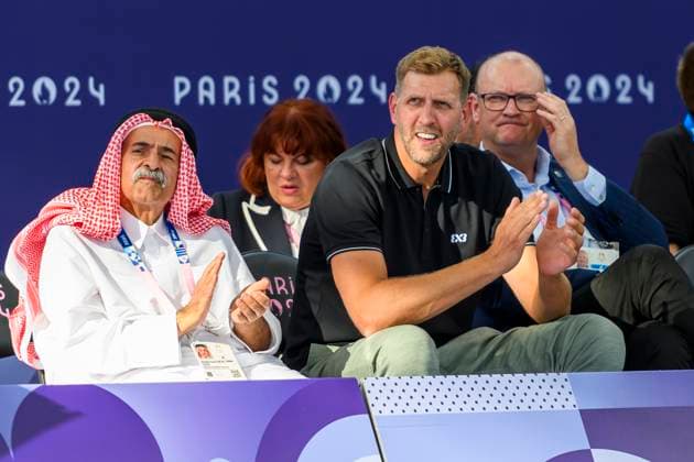 FRA, Olympische Sommerspiele Paris 2024, 3x3 Basketball, Halbfinale Deutschland (GER) vs Canada (CAN) 05.08.2024, La DŽfense Arena, Paris, FRA, Olympische Sommerspiele Paris 2024, 3x3 Basketball, Halbfinale Deutschland (GER) vs Canada (CAN), im Bild Scheich Saud Ali Al Thani Präsident des Basketball-Weltverbandes FIBA neben Dirk Nowitzki