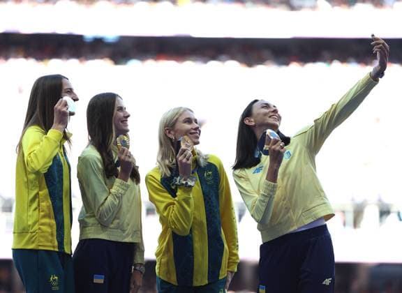 (240805) -- PARIS, Aug. 5, 2024 -- Gold medalist Yaroslava Mahuchikh (2nd L) of Ukraine, silver medalist Nicola Olyslagers (1st L) of Australia, bronze medalists Eleanor Patterson(2nd R) of Australia and Iryna Gerashchenko of Ukraine take selfies during the victory ceremony of the women s high jump of athletics at the Paris 2024 Olympic Games, Olympische Spiele, Olympia, OS in Paris, France, Aug. 5, 2024. ) (PARIS2024) FRANCE-PARIS-OLY-ATHLETICS-HIGH JUMP-WOMEN LixYing