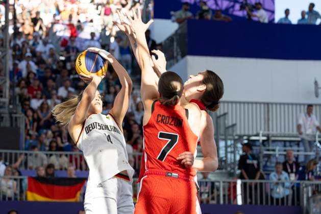 Sonja GREINACHER (GER, 14) wirft den Ball zum entscheidenden Korb fuer Sieg und Einzug ins Finale, Aktion, Zweikampf gegen CROZON Paige (CAN, 7), Aktion; 3x3 Basketball Frauen Deutschland (GER) vs Vereinigte Staaten von Amerika (USA), Endstand 16-15, Halbfinale, Spiel 61, am 05.08.2024, Olympische Spiele Paris 2024 Frankreich; Â