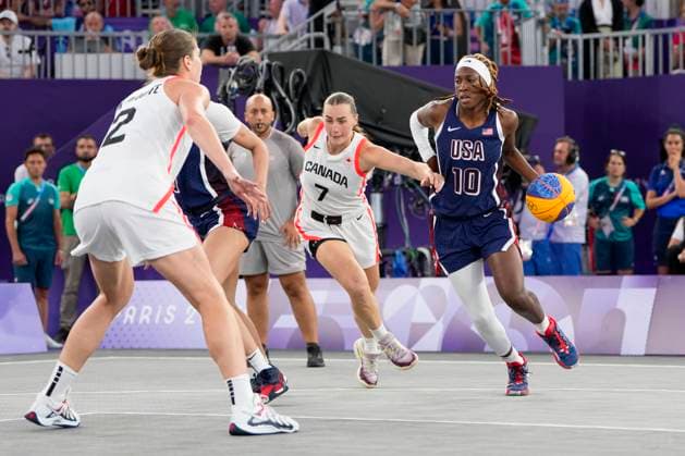 Paris 2024, Basketball 3x3, Frauen, Spiel um Platz 3, Kanada - USA PARIS, FRANCE - AUGUST 5: Rhyne Howard of United States R) against Paige Crozon of Canada C) during the Women™s Bronze Medal Game on day ten of the Olympic Games, Olympische Spiele, Olympia, OS Paris 2024 at Esplanade Des Invalides on August 5, 2024 in Paris, France. Paris Esplanade Des Invalides France Copyright: xJustPictures.ch JarixPestelaccix jp-en-EuSpIm-_JPH0002