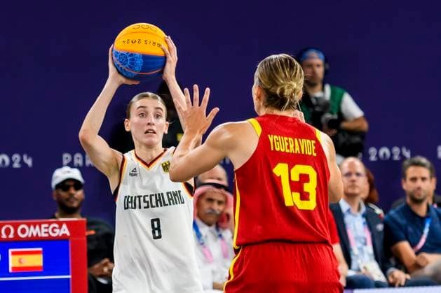 FRA, Olympische Sommerspiele Paris 2024, 3x3 Basketball, Finale Damen 05.08.2024, La DŽfense Arena, Paris, FRA, Olympische Sommerspiele Paris 2024, 3x3 Basketball, Finale Damen , im Bild MEVIUS Elisa (GER) im Zweikampf gegen YGUERAVIDE Sandra (ESP)
