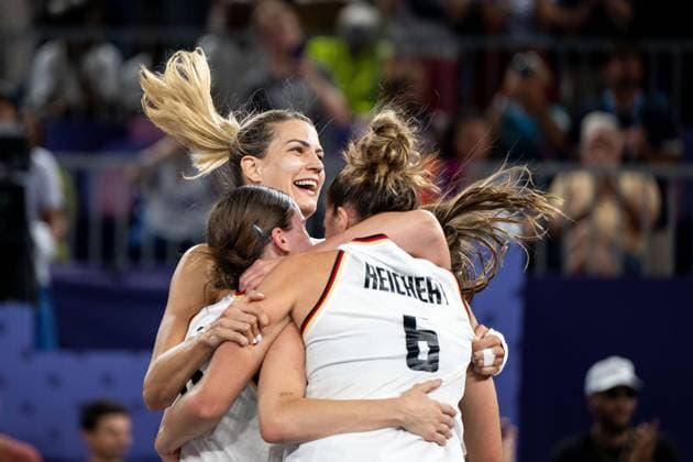 GREINACHER Sonja (Deutschland, 14), MEVIUS Elisa (Deutschland, 08), REICHERT Marie (Deutschland, 06), BRUNCKHORST Svenja (Deutschland, 21) jubeln ueber den Sieg und die Gold Medaille, FRA, Olympische Spiele Paris 2024, Deutschland (GER) vs Spanien (ESP), 3x3 Basketball, Frauen Finale, 05.08.2024 FRA, Olympische Spiele Paris 2024, Deutschland (GER) vs Spanien (ESP), 3x3 Basketball, Frauen Finale, 05.08.2024 Paris Copyright: xEibner-Pressefoto Memmlerx EP_MMR
