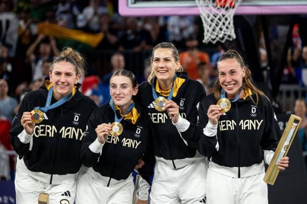 REICHERT Marie (Deutschland, 06), MEVIUS Elisa (Deutschland, 08), GREINACHER Sonja (Deutschland, 14), BRUNCKHORST Svenja (Deutschland, 21) jubeln bei der Siegerehrung ueber den Sieg und die Gold Medaille, FRA, Olympische Spiele Paris 2024, Deutschland (GER) vs Spanien (ESP), 3x3 Basketball, Frauen Finale, 05.08.2024 FRA, Olympische Spiele Paris 2024, Deutschland (GER) vs Spanien (ESP), 3x3 Basketball, Frauen Finale, 05.08.2024 Paris Copyright: xEibner-Pressefoto Memmlerx EP_MMR