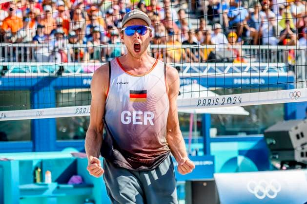 FRA, Olympische Sommerspiele Paris 2024, Beachvolleyball , Herren , Viertelfinale EHLERS WICKLER (GER) vs BOERMANS DE GROOT 06.08.2024, Champ de Mars, Paris, FRA, Olympische Sommerspiele Paris 2024, Beachvolleyball , Herren , Viertelfinale EHLERS WICKLER (GER) vs BOERMANS DE GROOT, im Bild Nils Ehlers (GER) Jubelt