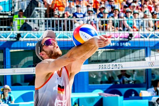 FRA, Olympische Sommerspiele Paris 2024, Beachvolleyball , Herren , Viertelfinale EHLERS WICKLER (GER) vs BOERMANS DE GROOT 06.08.2024, Champ de Mars, Paris, FRA, Olympische Sommerspiele Paris 2024, Beachvolleyball , Herren , Viertelfinale EHLERS WICKLER (GER) vs BOERMANS DE GROOT, im Bild Clemens Wickler (GER)