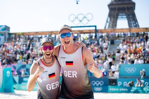 EHLERS Nils, WICKLER Clemens (Deutschland) vs BOERMANS Stefan, de GROOT Yorick (Niederlande), im Bild EHLERS Nils, WICKLER Clemens (Deutschland) beim Jubel ueber den Sieg, FRA, Olympische Spiele Paris 2024, Beachvolleyball, Herren Viertelfinale, 06.08.2024 FRA, Olympische Spiele Paris 2024, Beachvolleyball, Herren Viertelfinale, 06.08.2024 Paris Copyright: xEibner-Pressefoto Memmlerx EP_MMR