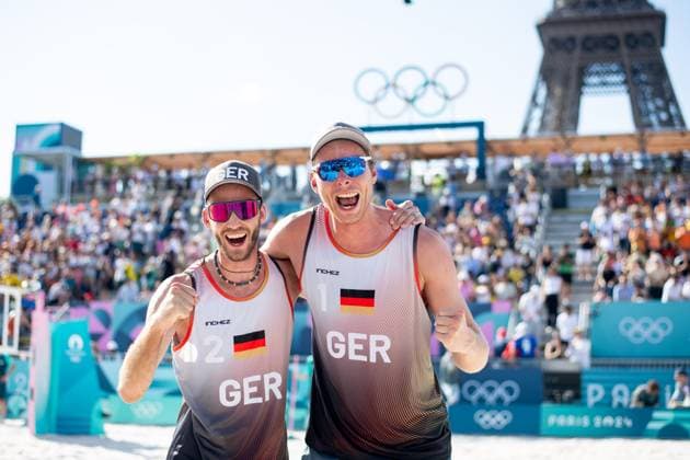 EHLERS Nils, WICKLER Clemens (Deutschland) vs BOERMANS Stefan, de GROOT Yorick (Niederlande), im Bild EHLERS Nils, WICKLER Clemens (Deutschland) beim Jubel ueber den Sieg, FRA, Olympische Spiele Paris 2024, Beachvolleyball, Herren Viertelfinale, 06.08.2024 FRA, Olympische Spiele Paris 2024, Beachvolleyball, Herren Viertelfinale, 06.08.2024 Paris Copyright: xEibner-Pressefoto Memmlerx EP_MMR