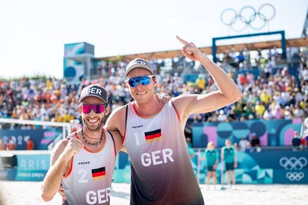 EHLERS Nils, WICKLER Clemens (Deutschland) vs BOERMANS Stefan, de GROOT Yorick (Niederlande), im Bild EHLERS Nils, WICKLER Clemens (Deutschland) beim Jubel ueber den Sieg, FRA, Olympische Spiele Paris 2024, Beachvolleyball, Herren Viertelfinale, 06.08.2024 FRA, Olympische Spiele Paris 2024, Beachvolleyball, Herren Viertelfinale, 06.08.2024 Paris Copyright: xEibner-Pressefoto Memmlerx EP_MMR