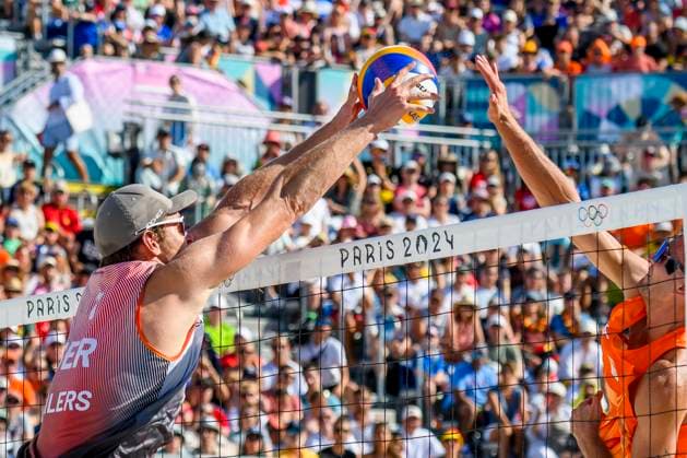 FRA, Olympische Sommerspiele Paris 2024, Beachvolleyball , Herren , Viertelfinale EHLERS WICKLER (GER) vs BOERMANS DE GROOT 06.08.2024, Champ de Mars, Paris, FRA, Olympische Sommerspiele Paris 2024, Beachvolleyball , Herren , Viertelfinale EHLERS WICKLER (GER) vs BOERMANS DE GROOT, im Bild Nils Ehlers (GER) Blockt