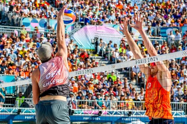 FRA, Olympische Sommerspiele Paris 2024, Beachvolleyball , Herren , Viertelfinale EHLERS WICKLER (GER) vs BOERMANS DE GROOT 06.08.2024, Champ de Mars, Paris, FRA, Olympische Sommerspiele Paris 2024, Beachvolleyball , Herren , Viertelfinale EHLERS WICKLER (GER) vs BOERMANS DE GROOT, im Bild Nils Ehlers (GER) macht den Punkt gegen de GROOT Yorick (NED)