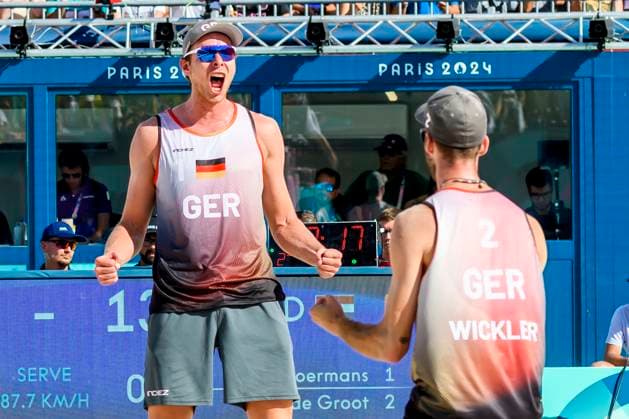 FRA, Olympische Sommerspiele Paris 2024, Beachvolleyball , Herren , Viertelfinale EHLERS WICKLER (GER) vs BOERMANS DE GROOT 06.08.2024, Champ de Mars, Paris, FRA, Olympische Sommerspiele Paris 2024, Beachvolleyball , Herren , Viertelfinale EHLERS WICKLER (GER) vs BOERMANS DE GROOT, im Bild Nils Ehlers (GER) mit Clemens Wickler (GER) jubeln
