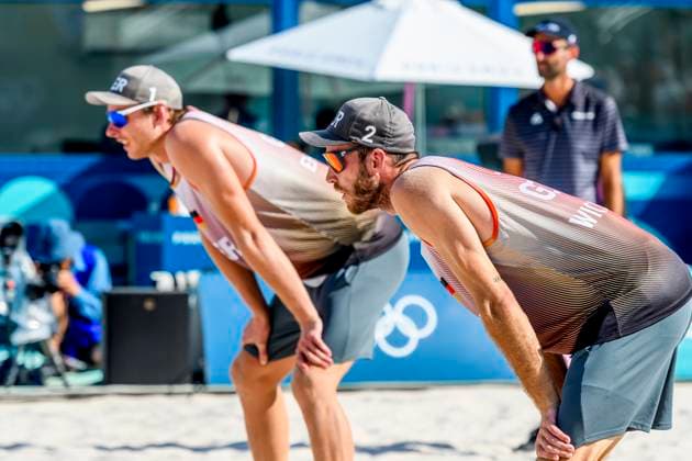 FRA, Olympische Sommerspiele Paris 2024, Beachvolleyball , Herren , Viertelfinale EHLERS WICKLER (GER) vs BOERMANS DE GROOT 06.08.2024, Champ de Mars, Paris, FRA, Olympische Sommerspiele Paris 2024, Beachvolleyball , Herren , Viertelfinale EHLERS WICKLER (GER) vs BOERMANS DE GROOT, im Bild Nils Ehlers (GER) mit Clemens Wickler (GER)