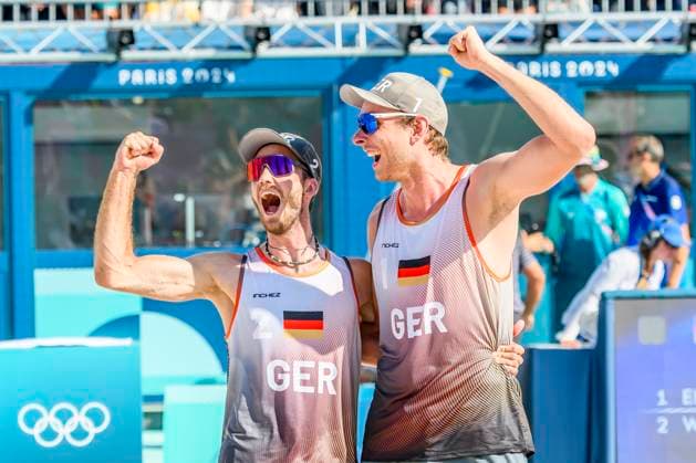 FRA, Olympische Sommerspiele Paris 2024, Beachvolleyball , Herren , Viertelfinale EHLERS WICKLER (GER) vs BOERMANS DE GROOT 06.08.2024, Champ de Mars, Paris, FRA, Olympische Sommerspiele Paris 2024, Beachvolleyball , Herren , Viertelfinale EHLERS WICKLER (GER) vs BOERMANS DE GROOT, im Bild Nils Ehlers (GER) mit Clemens Wickler (GER) jubeln über ihren Sieg