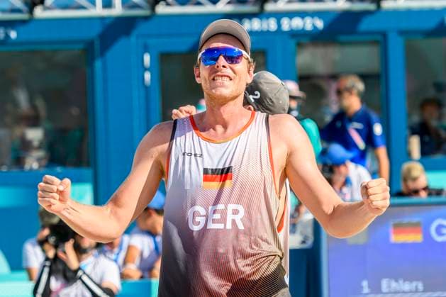FRA, Olympische Sommerspiele Paris 2024, Beachvolleyball , Herren , Viertelfinale EHLERS WICKLER (GER) vs BOERMANS DE GROOT 06.08.2024, Champ de Mars, Paris, FRA, Olympische Sommerspiele Paris 2024, Beachvolleyball , Herren , Viertelfinale EHLERS WICKLER (GER) vs BOERMANS DE GROOT, im Bild Nils Ehlers (GER) mit Clemens Wickler (GER) jubeln über ihren Sieg