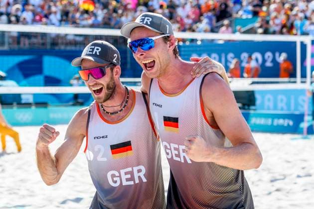 FRA, Olympische Sommerspiele Paris 2024, Beachvolleyball , Herren , Viertelfinale EHLERS WICKLER (GER) vs BOERMANS DE GROOT 06.08.2024, Champ de Mars, Paris, FRA, Olympische Sommerspiele Paris 2024, Beachvolleyball , Herren , Viertelfinale EHLERS WICKLER (GER) vs BOERMANS DE GROOT, im Bild Nils Ehlers (GER) mit Clemens Wickler (GER) jubeln über ihren Sieg