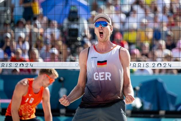 EHLERS Nils, WICKLER Clemens (Deutschland) vs BOERMANS Stefan, de GROOT Yorick (Niederlande), im Bild EHLERS Nils (Deutschland) jubelt ueber den Satzgewinn, FRA, Olympische Spiele Paris 2024, Beachvolleyball, Herren Viertelfinale, 06.08.2024 FRA, Olympische Spiele Paris 2024, Beachvolleyball, Herren Viertelfinale, 06.08.2024 Paris Copyright: xEibner-Pressefoto Memmlerx EP_MMR