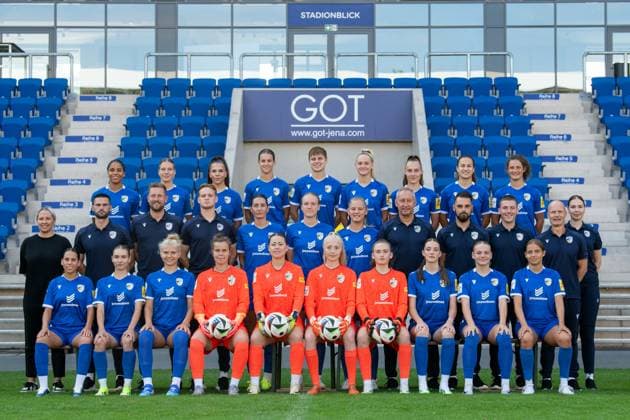 Mannschaftshooting FC Carl Zeiss Jena Damen für die Saison 2024 2025 in der Google Pixel Frauen-Bundesliga am 07.08.2024 in der ad hoc Arena im Ernst Abbe Sportfeld Jena hintere Reihe v.li. Josephine Bonsu, Anja Heuschkel, Anika Metzner, Anna Margraf, Gwen Mummert, Melina Reuter, Felicia Sträßer, Hannah Mesch, Luise Wildner mittlere Reihe v.li. Isabelle Knipp (Sportliche Leiterin), Florian Kästner (Chef Trainer), Mathias Buszkowiak (Co Trainer), Luis Urbig (TW Trainer), Merza Julevic, Luca Birkholz, Toma Ihlenburg, Marco Ziermann (Mannschaftsleiter), Andy Scheller (Teambetreuer), Sebastian Brügel (Physio), apl. Prof. Dr. Christian Puta (Performance and Health), Mikkeline Braun (Athletiktrainerin) vordere Reihe v.li. Noemi Gentile, Emily Reske, Fiona Gaißer, Laura Kiontke, Mariella El-Sherif, Jasmin Janning, Sofie Lehmann, Jalysa Stechemesser, Hannah Lehmann, Lisa Gora ad hoc Arena im Ernst Abbe Sportfeld