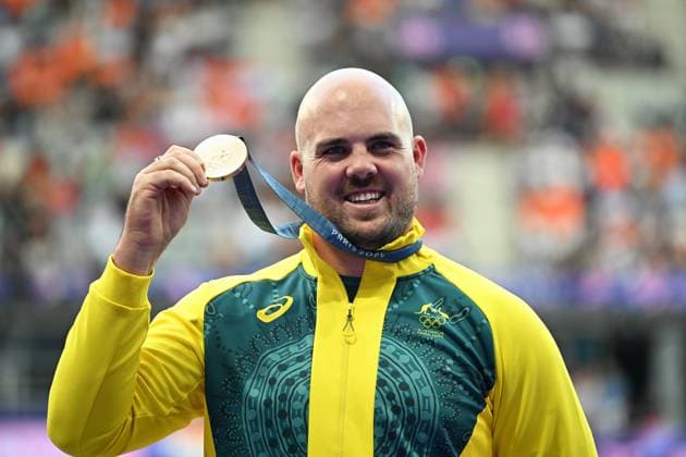 OLY24 ATHLETICS, Bronze medallist Australian discus thrower Matthew Denny poses with his medal on the podium during the medal ceremony for the Men s Discus Throw Final at Stade de France in Saint-Denis, as part of the 2024 Paris Olympic Games, Olympische Spiele, Olympia, OS France, Wednesday, August 07, 2024. ( NO ARCHIVING, EDITORIAL USE ONLY, NO USE IN BOOKS WITHOUT CONSENT SAINT-DENIS FRANCE Copyright: xDEANxLEWINSx 20240809194477406778