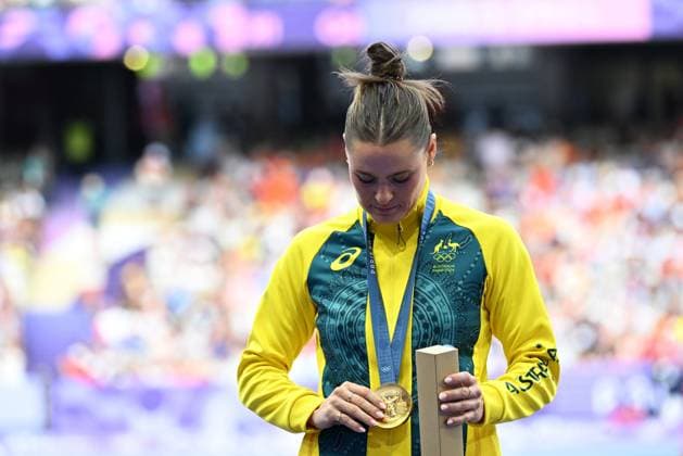 OLY24 ATHLETICS, Gold medallist Australian pole vaulter Nina Kennedy poses with her gold medal on the podium after she won the Women s Pole Vault Final at the Stade de France in Saint-Denis, as part of the 2024 Paris Summer Olympic Games, Olympische Spiele, Olympia, OS in, France, Thursday, August 08, 2024. ( NO ARCHIVING, EDITORIAL USE ONLY, NO USE IN BOOKS WITHOUT CONSENT SAINT-DENIS FRANCE Copyright: xDEANxLEWINSx 20240809168584209036