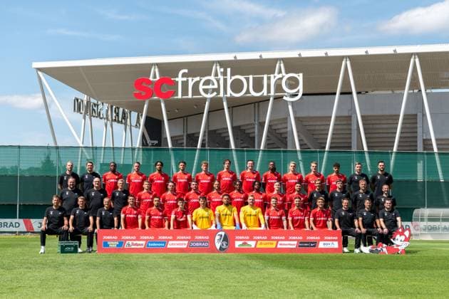 Hintere Reihe v.li.: Athletiktrainer Maximilian Kessler, Athletiktrainer Daniel Wolf, Bruno Ogbus, Christian Guenter, Kenneth Schmidt, Max Rosenfelder, Patrick Osterhage, Merlin Roehl, Michael Gregoritsch, Jordy Makengo, Matthias Ginter, Philipp Lienhart, Eren Dinkci, Analyst Franz-Georg Wieland, Torwarttrainer Michael Mueller Mittlere Reihe v.li.: Physiotherapeut Florian Mack, Mannschaftsarzt Dr. Jochen Gruber, Mannschaftsarzt Prof. Dr. Torben Pottgießer, , Maximilian Eggestein, Nicolas Hoefler, Maximilian Philipp, Lucas Hoeler, Junior Adamu, Johan Manzambi, Roland Sallai, Vincenzo Grifo, Trainer Julian Schuster, Co-Trainer Florian Bruns, Co-Trainer Lars Vossler, Co-Trainer Patrik Grolimund Vordere Reihe v.li.: Physiotherapeut Markus Behrens, Physiotherapeut Torge Schwarz, Physiotherapeut Uwe Vetter, Florent Muslija, Daniel-Kofi Kyereh, Noah Weisshaupt, Jannik Huth, Noah Atubolu, Florian Mueller, Lukas Kuebler, Berkay Yılmaz, Ritsu Doan, Reha-Trainer Matthias Rosa, Busfahrer Stefan Spohn, Zeugwart Max Beckmann Es fehlen: Manuel Gulde, Kiliann Sildillia, Mannschaftsarzt PD Dr. Helge Eberbach, Mannschaftsarzt Dr. Dr. Markus Wenning GER, SC Freiburg, 1.BL, Portraettermin 2024 2025, Mannschaftsfoto, 08.08.2024, GER, SC Freiburg, 1.BL, Portraettermin 2024 2025, Mannschaftsfoto, 08.08.2024 Freiburg Copyright: xEibner-Pressefoto WolfgangxFrankx EP_WFK