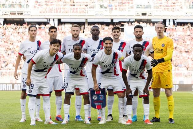 07.08.2024, Wörthersee Arena, Klagenfurt, AUT, Testspiel, SK Sturm Graz vs Paris Saint Germain, im Bild Startaufstellung PSG (Mannschaftsfoto) mit Safonov, Zague, Skriniar, El Hannach, Beraldo, Lee, Soler, Asensio, Mbaye, Kolo Muani, Ramos Startaufstellung PSG (Mannschaftsfoto) mit Safonov, Zague, Skriniar, El Hannach, Beraldo, Lee, Soler, Asensio, Mbaye, Kolo Muani, Ramos during a International Friendly, Länderspiel, Nationalmannschaft Football match between SK Sturm Graz and Paris Saint Germain at the Wörthersee Arena in Klagenfurt, Austria on 2024 08 07. Expa Klagenfurt