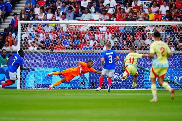 Fermin Lopez of Spain scores to make it 1-2 after a mistake from France Goalkeeper Guillame Restes during the Olympic Men s Football Final, France v Spain Paris 2024 Olympic Games, Olympische Spiele, Olympia, OS Day Fourteen, Paris, France - 09 Aug 2024 EDITORIAL USE ONLY No use with unauthorised audio, video, data, fixture lists (outside the EU), club league logos or live services. Online in-match use limited to 45 images (+15 in extra time). No use to emulate moving images. No use in betting, games or Copyright: xJavierxGarcia Shutterstockx 14622991an