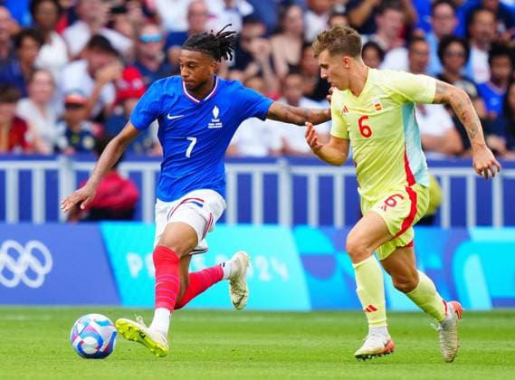 Michael Olise of France is pressured by Pablo Barrios of Spain during the Olympic Men s Football Final, France v Spain Paris 2024 Olympic Games, Olympische Spiele, Olympia, OS Day Fourteen, Paris, France - 09 Aug 2024 EDITORIAL USE ONLY No use with unauthorised audio, video, data, fixture lists (outside the EU), club league logos or live services. Online in-match use limited to 45 images (+15 in extra time). No use to emulate moving images. No use in betting, games or Copyright: xJavierxGarcia Shutterstockx 14622991be