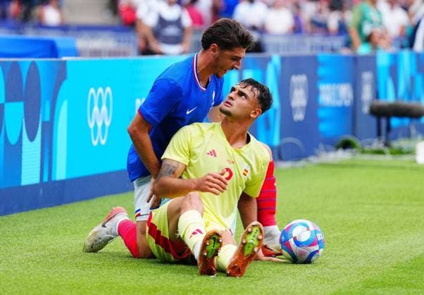 Joris Chotard of France and Marc Pubill of Spain confront each other during the Olympic Men s Football Final, France v Spain Paris 2024 Olympic Games, Olympische Spiele, Olympia, OS Day Fourteen, Paris, France - 09 Aug 2024 EDITORIAL USE ONLY No use with unauthorised audio, video, data, fixture lists (outside the EU), club league logos or live services. Online in-match use limited to 45 images (+15 in extra time). No use to emulate moving images. No use in betting, games or Copyright: xJavierxGarcia Shutterstockx 14622991bj