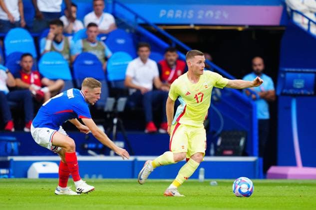Sergio Gomez of Spain on the ball during the Olympic Men s Football Final, France v Spain Paris 2024 Olympic Games, Olympische Spiele, Olympia, OS Day Fourteen, Paris, France - 09 Aug 2024 EDITORIAL USE ONLY No use with unauthorised audio, video, data, fixture lists (outside the EU), club league logos or live services. Online in-match use limited to 45 images (+15 in extra time). No use to emulate moving images. No use in betting, games or Copyright: xJavierxGarcia Shutterstockx 14622991by
