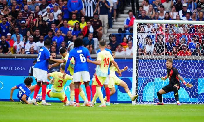 Maghnes Akliouche of France misskicks the ball during the Olympic Men s Football Final, France v Spain Paris 2024 Olympic Games, Olympische Spiele, Olympia, OS Day Fourteen, Paris, France - 09 Aug 2024 EDITORIAL USE ONLY No use with unauthorised audio, video, data, fixture lists (outside the EU), club league logos or live services. Online in-match use limited to 45 images (+15 in extra time). No use to emulate moving images. No use in betting, games or Copyright: xJavierxGarcia Shutterstockx 14622991ci