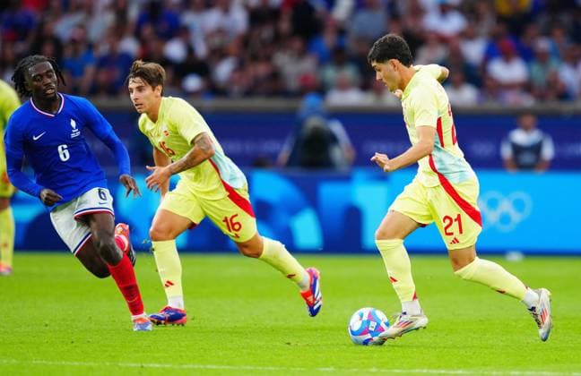 Sergio Camello of Spain on the ball during the Olympic Men s Football Final, France v Spain Paris 2024 Olympic Games, Olympische Spiele, Olympia, OS Day Fourteen, Paris, France - 09 Aug 2024 EDITORIAL USE ONLY No use with unauthorised audio, video, data, fixture lists (outside the EU), club league logos or live services. Online in-match use limited to 45 images (+15 in extra time). No use to emulate moving images. No use in betting, games or Copyright: xJavierxGarcia Shutterstockx 14622991cr