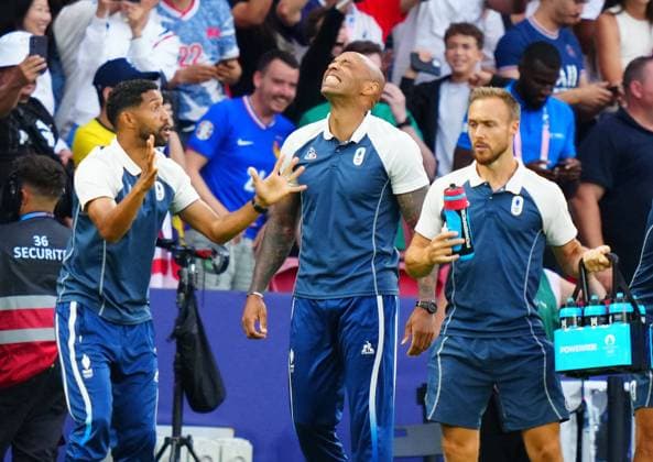 Sport Bilder des Tages France Head Coach Thierry Henry celebrates as Jean Philippe Mateta of France scores a penalty to make it 3-3 during the Olympic Men s Football Final, France v Spain Paris 2024 Olympic Games, Olympische Spiele, Olympia, OS Day Fourteen, Paris, France - 09 Aug 2024 EDITORIAL USE ONLY No use with unauthorised audio, video, data, fixture lists (outside the EU), club league logos or live services. Online in-match use limited to 45 images (+15 in extra time). No use to emulate moving images. No use in betting, games or Copyright: xJavierxGarcia Shutterstockx 14622991cu