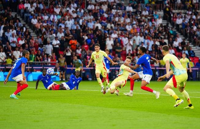 Benat Turrientes of Spain hits the crossbar during the Olympic Men s Football Final, France v Spain Paris 2024 Olympic Games, Olympische Spiele, Olympia, OS Day Fourteen, Paris, France - 09 Aug 2024 EDITORIAL USE ONLY No use with unauthorised audio, video, data, fixture lists (outside the EU), club league logos or live services. Online in-match use limited to 45 images (+15 in extra time). No use to emulate moving images. No use in betting, games or Copyright: xJavierxGarcia Shutterstockx 14622991cz