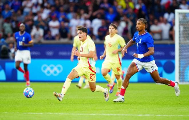 Sergio Camello of Spain passes the ball during the Olympic Men s Football Final, France v Spain Paris 2024 Olympic Games, Olympische Spiele, Olympia, OS Day Fourteen, Paris, France - 09 Aug 2024 EDITORIAL USE ONLY No use with unauthorised audio, video, data, fixture lists (outside the EU), club league logos or live services. Online in-match use limited to 45 images (+15 in extra time). No use to emulate moving images. No use in betting, games or Copyright: xJavierxGarcia Shutterstockx 14622991db