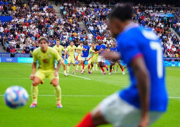 Michael Olise of France takes a corner during the Olympic Men s Football Final, France v Spain Paris 2024 Olympic Games, Olympische Spiele, Olympia, OS Day Fourteen, Paris, France - 09 Aug 2024 EDITORIAL USE ONLY No use with unauthorised audio, video, data, fixture lists (outside the EU), club league logos or live services. Online in-match use limited to 45 images (+15 in extra time). No use to emulate moving images. No use in betting, games or Copyright: xJavierxGarcia Shutterstockx 14622991dh