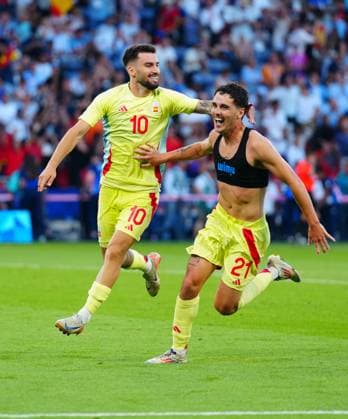 Sergio Camello of Spain celebrates scoring a goal to make it 3-5 with Alex Baena of Spain during the Olympic Men s Football Final, France v Spain Paris 2024 Olympic Games, Olympische Spiele, Olympia, OS Day Fourteen, Paris, France - 09 Aug 2024 EDITORIAL USE ONLY No use with unauthorised audio, video, data, fixture lists (outside the EU), club league logos or live services. Online in-match use limited to 45 images (+15 in extra time). No use to emulate moving images. No use in betting, games or Copyright: xJavierxGarcia Shutterstockx 14622991eh