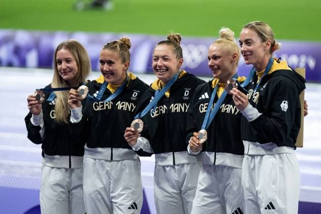 JUNGK Sophia (Deutschland), HAASE Rebekka (Deutschland), LUECKENKEMPER Gina (Deutschland), MAYER Lisa (Deutschland), BURGHARDT Alexandra (Deutschland) jubeln bei der Siegerehrung auf dem Podium ueber Platz 3 und Bronze Medaille beim 4 x 100 Meter Staffel Lauf, Frauen, FRA, Olympische Spiele Paris 2024, Leichtathletik, Abendsession, 09.08.2024 FRA, Olympische Spiele Paris 2024, Leichtathletik, Abendsession, 09.08.2024 Paris Copyright: xEibner-Pressefoto Memmlerx EP_MMR