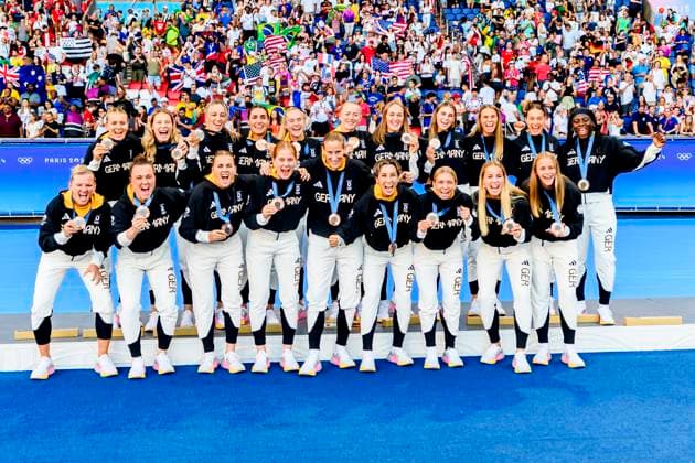 Sport Bilder des Tages FRA, Olympische Sommerspiele Paris 2024, Fussball, Frauen , Finale, Siegerehrung Brasielien (BRA) vs Vereinigte Staaten von America (USA) , USA Gold , Brasielien Silber Deutschland Bronze 10.08.2024, Parc des Princes, Paris, FRA, Olympische Sommerspiele Paris 2024, Fussball, Frauen , Finale, Siegerehrung Brasielien (BRA) vs Vereinigte Staaten von America (USA) , USA Gold , Brasielien Silber Deutschland Bronze , im Bild die Deutschen Frauen Jubeln über Bronze