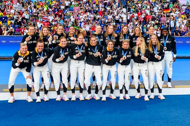 FRA, Olympische Sommerspiele Paris 2024, Fussball, Frauen , Finale, Siegerehrung Brasielien (BRA) vs Vereinigte Staaten von America (USA) , USA Gold , Brasielien Silber Deutschland Bronze 10.08.2024, Parc des Princes, Paris, FRA, Olympische Sommerspiele Paris 2024, Fussball, Frauen , Finale, Siegerehrung Brasielien (BRA) vs Vereinigte Staaten von America (USA) , USA Gold , Brasielien Silber Deutschland Bronze , im Bild die Deutschen Frauen Jubeln über Bronze