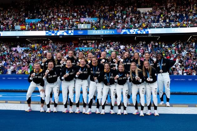 Merle Frohms (Deutschland, 01), Sarai Linder (Deutschland, 02), Kathrin Hendrich (Deutschland, 03), Bibiane Schulze Solano (Deutschland, 04), Janina Minge (Deutschland, 06), Lea Schueller (Deutschland, 07), Sydney Lohmann (Deutschland, 08), Jule Brand (Deutschland, 16), Klara Buehl (Deutschland, 17), Felicitas Rauch (Deutschland), Nicole Anyomi (Deutschland), Alexandra Popp (Deutschland, 11), Marina Hegering (Deutschland, 05), Laura Freigang (Deutschland, 10), Sjoeke Nuesken (Deutschland, 09), Ann-Katrin Berger (Deutschland, 12), Sara Doorsoun (Deutschland, 13), Elisa Senß (Deutschland, 14), Giulia Gwinn (Deutschland, 15), Vivien Endemann (Deutschland, 18) jubeln bei der Siegerehrung auf dem Podium ueber Platz 3 und Bronze Medaille, FRA, Olympische Spiele Paris 2024, Olympisches Fussballturnier, Frauen, Siegerehrung, 10.08.2024 FRA, Olympische Spiele Paris 2024, Olympisches Fussballturnier, Frauen, Siegerehrung, 10.08.2024 Paris Copyright: xEibner-Pressefoto Memmlerx EP_MMR