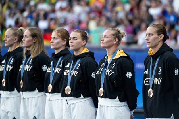 Laura Freigang (Deutschland, 10), Alexandra Popp (Deutschland, 11), Ann-Katrin Berger (Deutschland, 12) und Team jubeln bei der Siegerehrung auf dem Podium ueber Platz 3 und Bronze, FRA, Olympische Spiele Paris 2024, Olympisches Fussballturnier, Frauen, Siegerehrung, 10.08.2024 FRA, Olympische Spiele Paris 2024, Olympisches Fussballturnier, Frauen, Siegerehrung, 10.08.2024 Paris Copyright: xEibner-Pressefoto Memmlerx EP_MMR