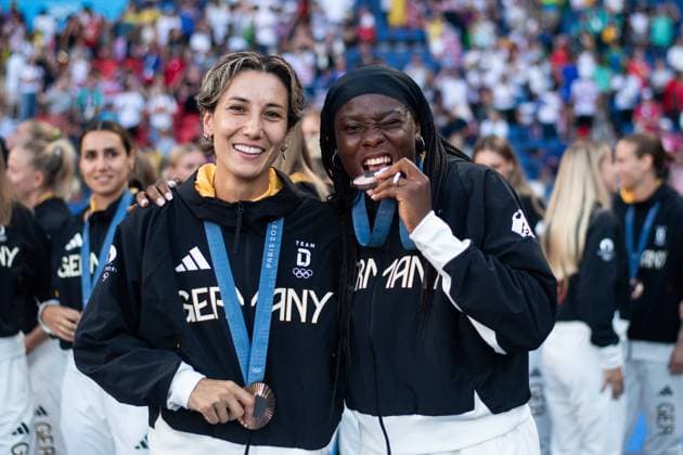 Sara Doorsoun (Deutschland, 13), Nicole Anyomi (Deutschland) jubeln bei der Siegerehrung auf dem Podium ueber Platz 3 und Bronze, FRA, Olympische Spiele Paris 2024, Olympisches Fussballturnier, Frauen, Siegerehrung, 10.08.2024 FRA, Olympische Spiele Paris 2024, Olympisches Fussballturnier, Frauen, Siegerehrung, 10.08.2024 Paris Copyright: xEibner-Pressefoto Memmlerx EP_MMR