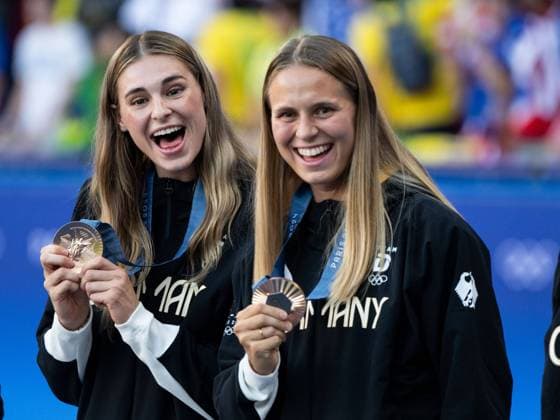 Jule Brand (Deutschland, 16), Klara Buehl (Deutschland, 17) jubeln bei der Siegerehrung auf dem Podium ueber Platz 3 und Bronze, FRA, Olympische Spiele Paris 2024, Olympisches Fussballturnier, Frauen, Siegerehrung, 10.08.2024 FRA, Olympische Spiele Paris 2024, Olympisches Fussballturnier, Frauen, Siegerehrung, 10.08.2024 Paris Copyright: xEibner-Pressefoto Memmlerx EP_MMR