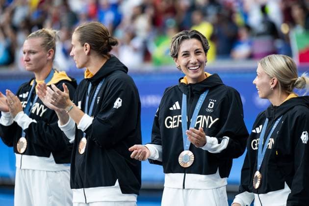 Sara Doorsoun (Deutschland, 13), Elisa Senß (Deutschland, 14) jubeln bei der Siegerehrung auf dem Podium ueber Platz 3 und Bronze, FRA, Olympische Spiele Paris 2024, Olympisches Fussballturnier, Frauen, Siegerehrung, 10.08.2024 FRA, Olympische Spiele Paris 2024, Olympisches Fussballturnier, Frauen, Siegerehrung, 10.08.2024 Paris Copyright: xEibner-Pressefoto Memmlerx EP_MMR