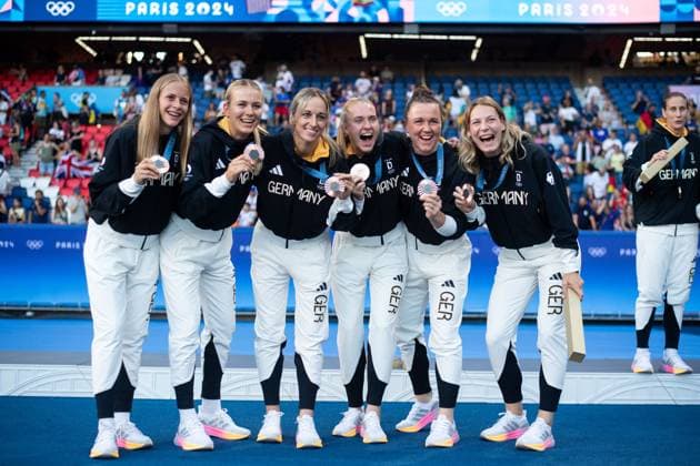 Vivien Endemann (Deutschland, 18), Merle Frohms (Deutschland, 01), Kathrin Hendrich (Deutschland, 03), Janina Minge (Deutschland, 06), Marina Hegering (Deutschland, 05), Sarai Linder (Deutschland, 02) jubeln bei der Siegerehrung auf dem Podium ueber Platz 3 und Bronze, FRA, Olympische Spiele Paris 2024, Olympisches Fussballturnier, Frauen, Siegerehrung, 10.08.2024 FRA, Olympische Spiele Paris 2024, Olympisches Fussballturnier, Frauen, Siegerehrung, 10.08.2024 Paris Copyright: xEibner-Pressefoto Memmlerx EP_MMR