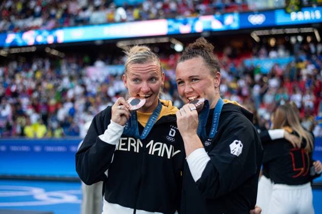 Alexandra Popp (Deutschland, 11), Marina Hegering (Deutschland, 05) jubeln bei der Siegerehrung auf dem Podium ueber Platz 3 und Bronze, FRA, Olympische Spiele Paris 2024, Olympisches Fussballturnier, Frauen, Siegerehrung, 10.08.2024 FRA, Olympische Spiele Paris 2024, Olympisches Fussballturnier, Frauen, Siegerehrung, 10.08.2024 Paris Copyright: xEibner-Pressefoto Memmlerx EP_MMR