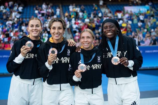Laura Freigang (Deutschland, 10), Sara Doorsoun (Deutschland, 13), Elisa Senß (Deutschland, 14), Nicole Anyomi (Deutschland) jubeln bei der Siegerehrung auf dem Podium ueber Platz 3 und Bronze, FRA, Olympische Spiele Paris 2024, Olympisches Fussballturnier, Frauen, Siegerehrung, 10.08.2024 FRA, Olympische Spiele Paris 2024, Olympisches Fussballturnier, Frauen, Siegerehrung, 10.08.2024 Paris Copyright: xEibner-Pressefoto Memmlerx EP_MMR